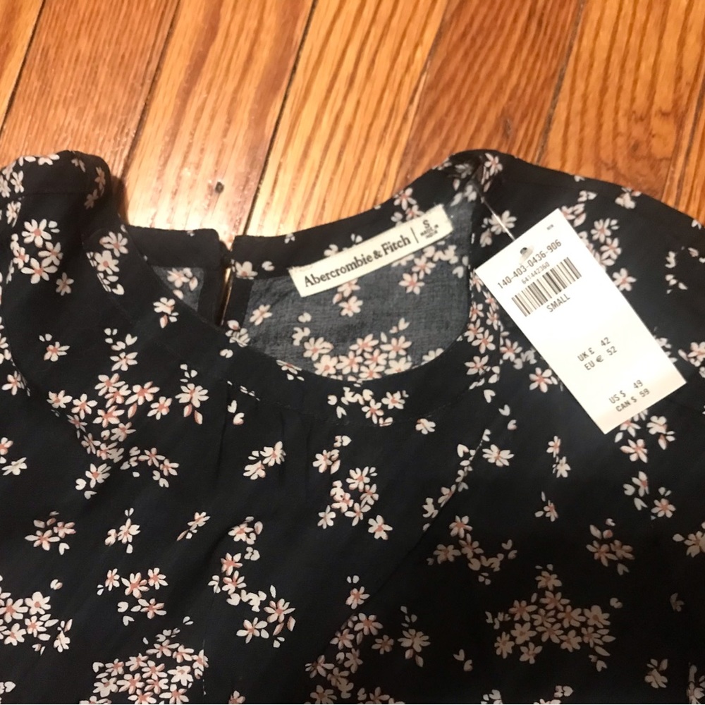Abercrombie & Fitch top with buttons down the back. Size S.